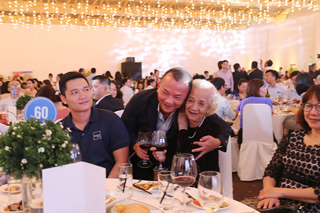 RitaVõ tài trợ chuyến đi Anh quốc xem trận bóng Manchester United dành cho cụ Kim Lành - 1