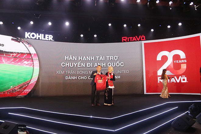 RitaVõ tài trợ chuyến đi Anh quốc xem trận bóng Manchester United dành cho cụ Kim Lành - 2