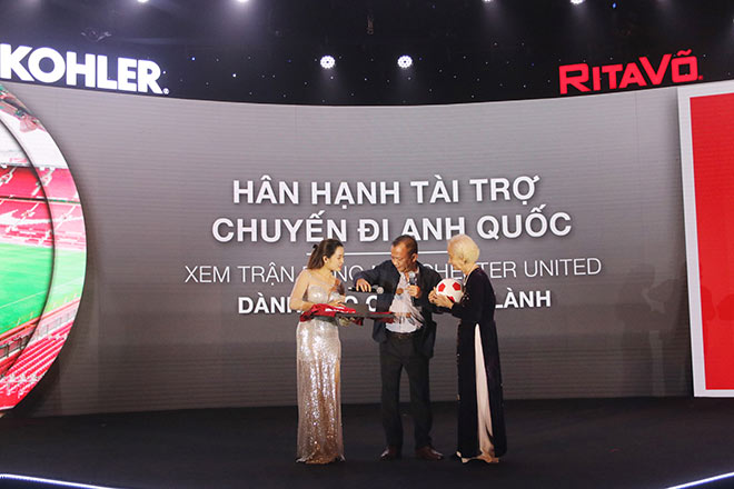 RitaVõ tài trợ chuyến đi Anh quốc xem trận bóng Manchester United dành cho cụ Kim Lành - 3