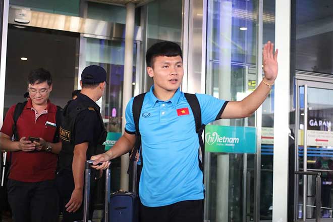 ĐT Việt Nam về nước: Biển người chào đón ở Nội Bài - 10