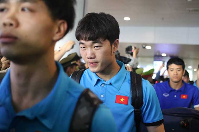 ĐT Việt Nam về nước: Biển người chào đón ở Nội Bài - 7