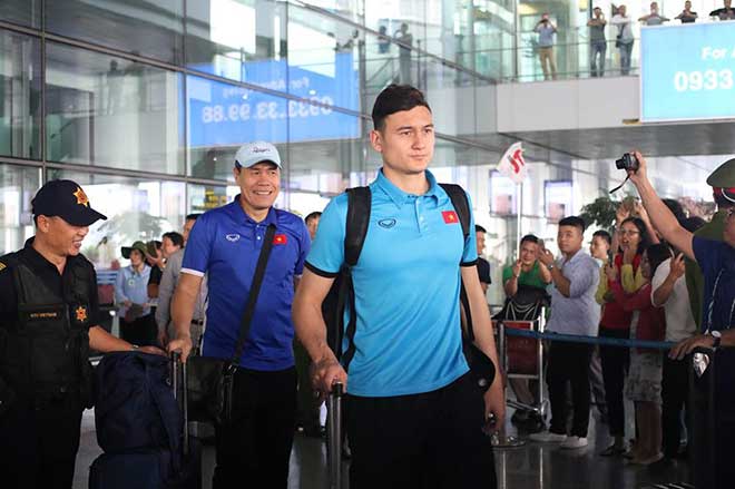 ĐT Việt Nam về nước: Biển người chào đón ở Nội Bài - 12