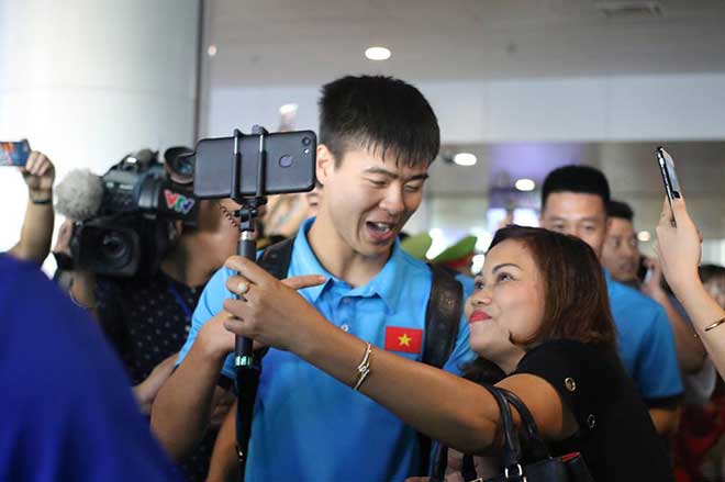 ĐT Việt Nam về nước: Biển người chào đón ở Nội Bài - 8