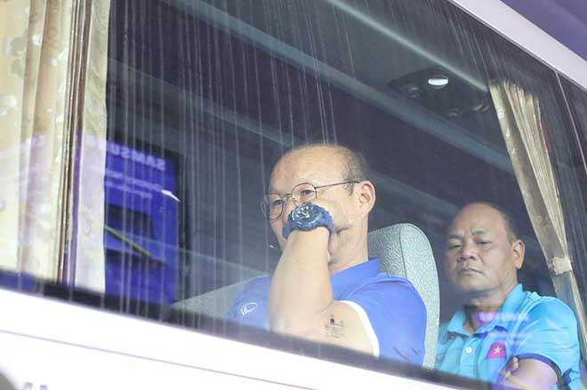 ĐT Việt Nam về nước: Biển người chào đón ở Nội Bài - 13