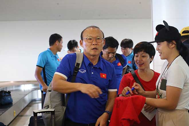 ĐT Việt Nam về nước: Biển người chào đón ở Nội Bài - 2