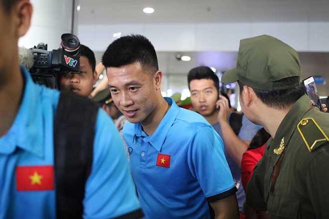 ĐT Việt Nam về nước: Biển người chào đón ở Nội Bài - 9
