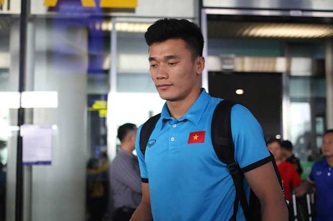 ĐT Việt Nam về nước: Biển người chào đón ở Nội Bài - 11