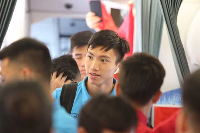 ĐT Việt Nam về nước: Biển người chào đón ở Nội Bài - 4