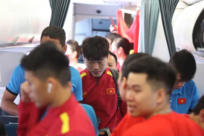 ĐT Việt Nam về nước: Biển người chào đón ở Nội Bài - 2