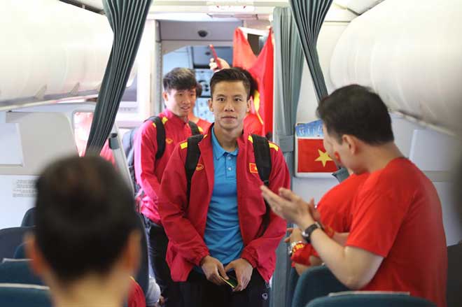 ĐT Việt Nam về nước: Biển người chào đón ở Nội Bài - 6