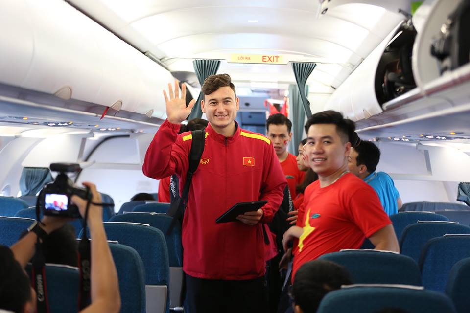 ĐT Việt Nam về nước: Biển người chào đón ở Nội Bài - 1