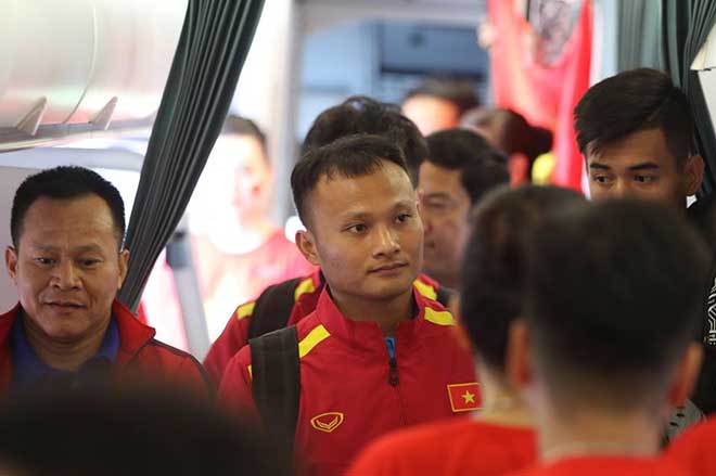 ĐT Việt Nam về nước: Biển người chào đón ở Nội Bài - 3