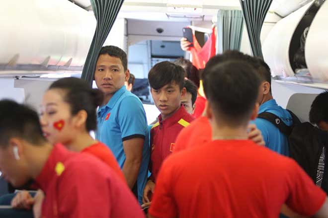 ĐT Việt Nam về nước: Biển người chào đón ở Nội Bài - 5