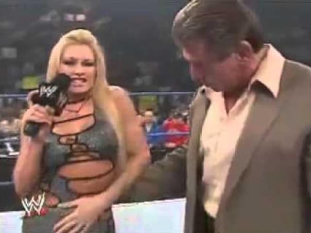 Góc ”đỏ mặt” WWE: Nam đô vật ”đục tường” nhìn trộm đồng nghiệp nữ