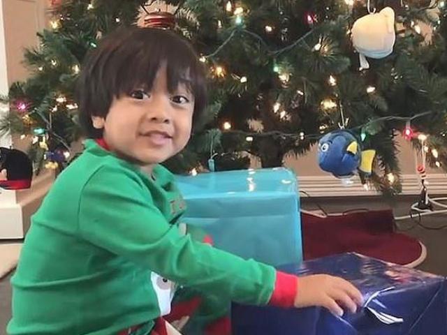 Thế giới - Bé 7 tuổi kiếm trăm tỷ nhờ Youtube