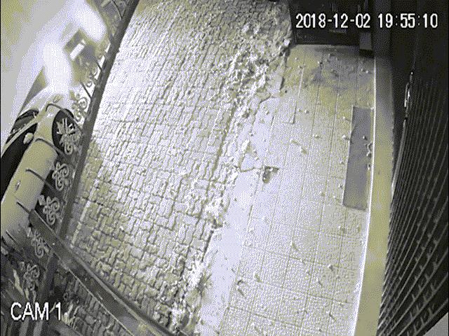 Tin tức trong ngày - Clip: "Ô tô ma" tông vào nhà dân rồi tháo chạy như một cơn gió