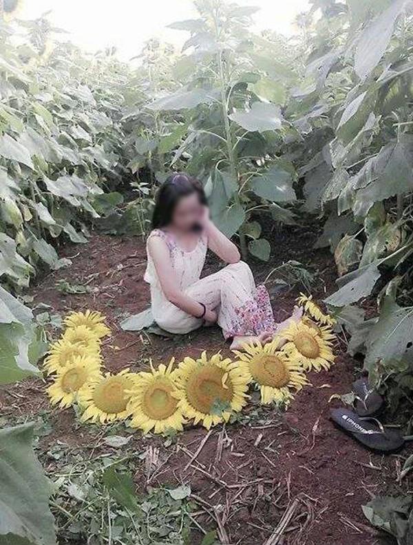 Ba người phụ nữ nằm đè bẹp dúm hoa cúc họa mi, vắt chân "tự sướng" gây bức xúc - 5