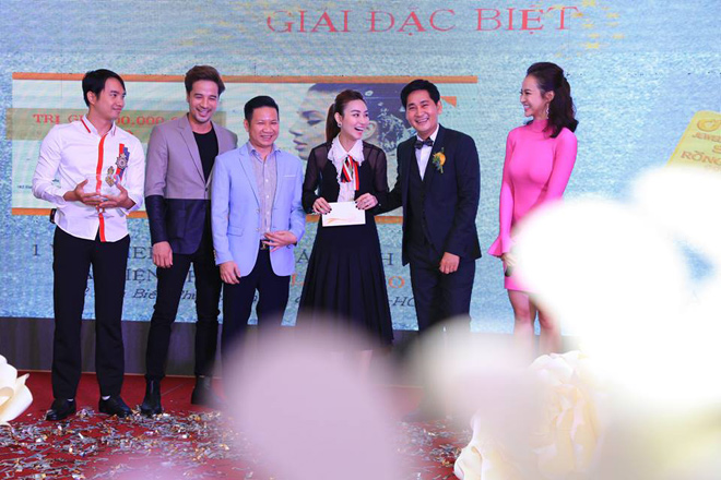 Bác sĩ Võ Thành Trung tặng diễn viên Ngân Khánh quà tặng 100 triệu - 1