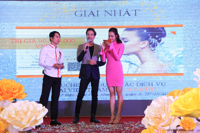 Bác sĩ Võ Thành Trung tặng diễn viên Ngân Khánh quà tặng 100 triệu - 2