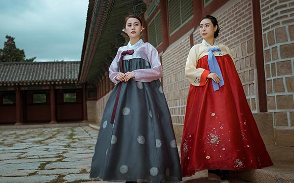 Người phụ nữ bí ẩn đứng sau nhan sắc hoàn hảo của Quỳnh búp bê - 4