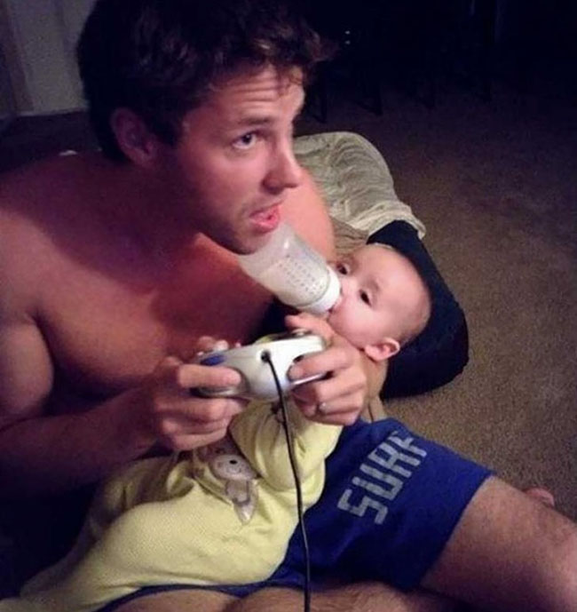 Cười vỡ bụng với 15 hình ảnh trông con bá đạo của các ông bố - 1