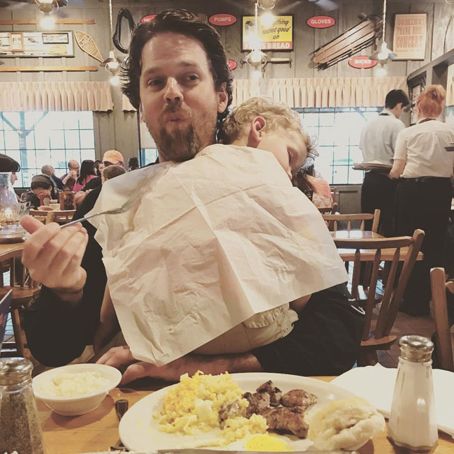 Cười vỡ bụng với 15 hình ảnh trông con bá đạo của các ông bố - 6