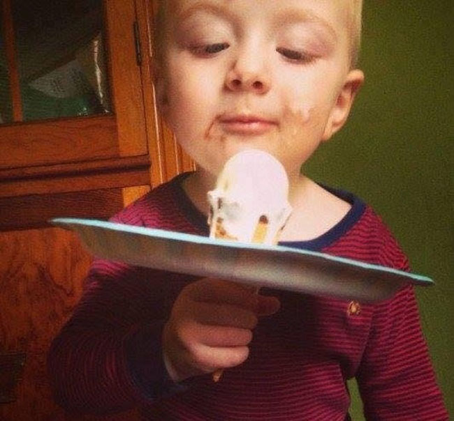 Cười vỡ bụng với 15 hình ảnh trông con bá đạo của các ông bố - 11