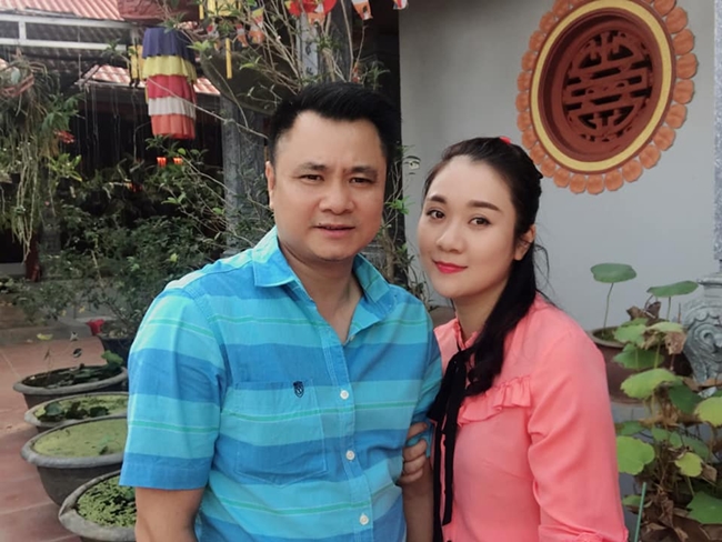 Minh Nguyệt và Tự Long kết hôn năm 2015 và tới nay đã có một nàng công chúa xinh xắn. Trên trang cá nhân, hai vợ chồng nghệ sĩ nổi tiếng thường xuyên chia sẻ hình ảnh gia đình hạnh phúc.