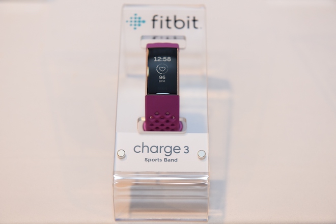 Fitbit Charge 3 với pin ấn tượng, lặn sâu 50m và đoán được... &#34;ngày đèn đỏ&#34; - 1