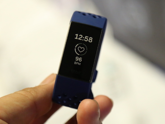 Công nghệ thông tin - Fitbit Charge 3 với pin ấn tượng, lặn sâu 50m và đoán được... "ngày đèn đỏ"