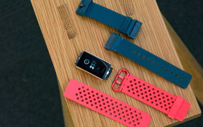 Fitbit Charge 3 với pin ấn tượng, lặn sâu 50m và đoán được... "ngày đèn đỏ" - 2