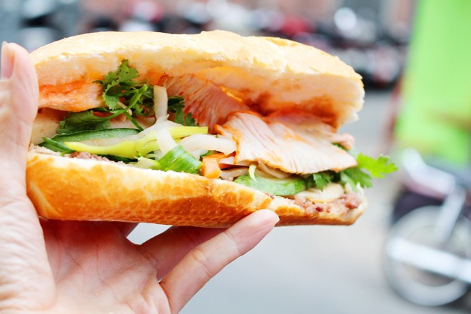 3 quán bánh mì khách check- in ầm ầm, chủ quán bán không ngơi tay - 1