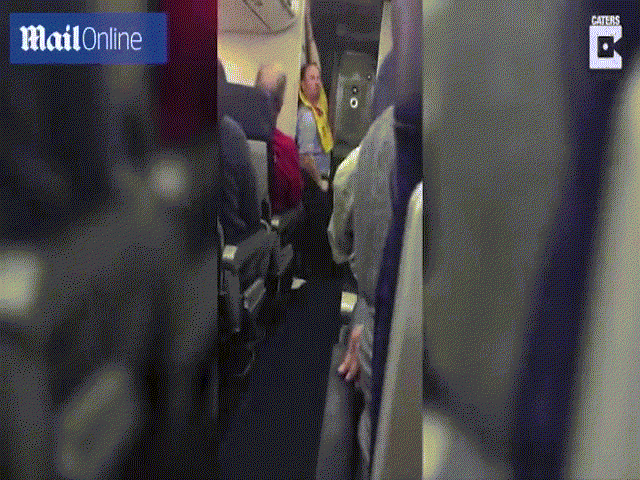 Nam tiếp viên múa cột trên máy bay khiến hành khách cười “té ghế” - 1