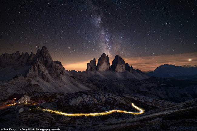 Khung cảnh lúc rạng sáng ở Tre Cime di Lavaredo, miền bắc Italia. Ảnh: Tam Erdt