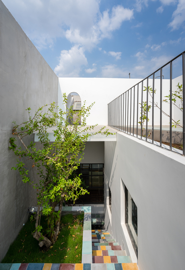 Tầng thượng được tận dụng làm một vườn cây xanh rợp bóng, giảm hấp thụ nhiệt cho các tầng phía dưới.