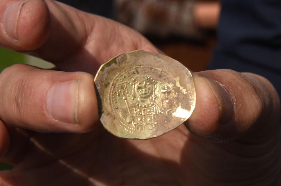Hũ tiền vàng 900 năm tuổi, quý hiếm chưa từng thấy ở Israel - 1