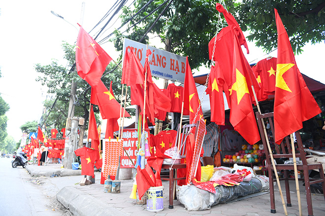 Phố phường Hà Nội ngập tràn cờ đỏ sao vàng trước trận Việt Nam - Philippines - 1