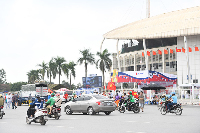 Phố phường Hà Nội ngập tràn cờ đỏ sao vàng trước trận Việt Nam - Philippines - 11