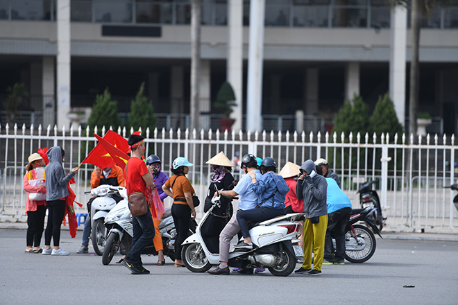 Phố phường Hà Nội ngập tràn cờ đỏ sao vàng trước trận Việt Nam - Philippines - 10