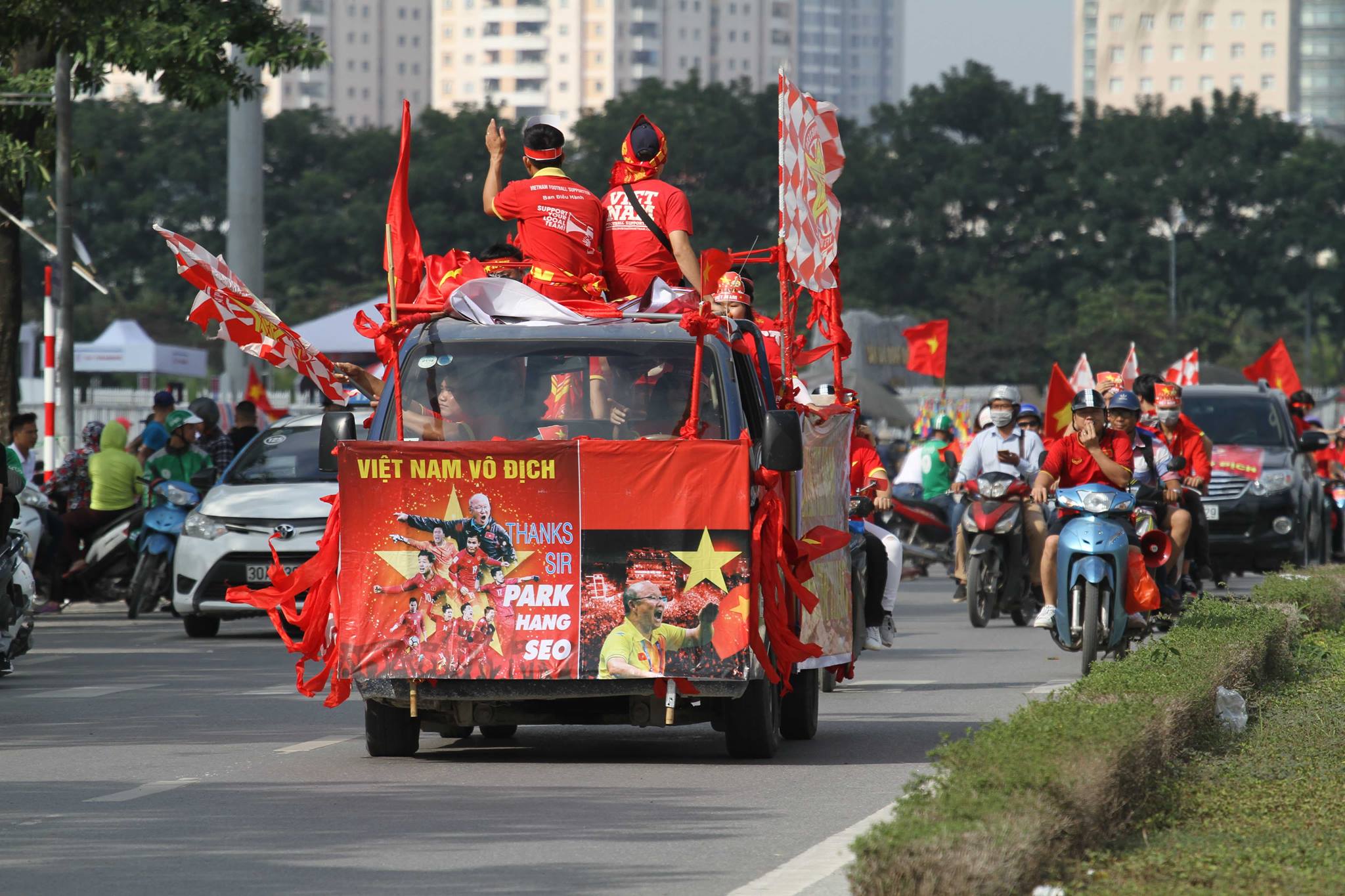 Phố phường Hà Nội ngập tràn cờ đỏ sao vàng trước trận Việt Nam - Philippines - 23