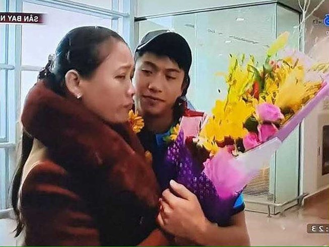 Mẹ cầu thủ Phan Văn Đức vượt ngàn km ra Hà Nội “tiếp lửa” cho con trai - 1