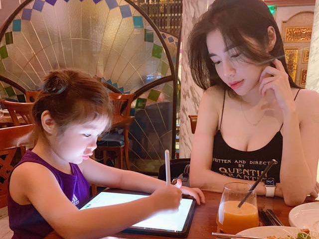 Bạn trẻ - Cuộc sống - Mới 4 tuổi, con gái Elly Trần đã có tài ăn nói dễ thương, khéo léo