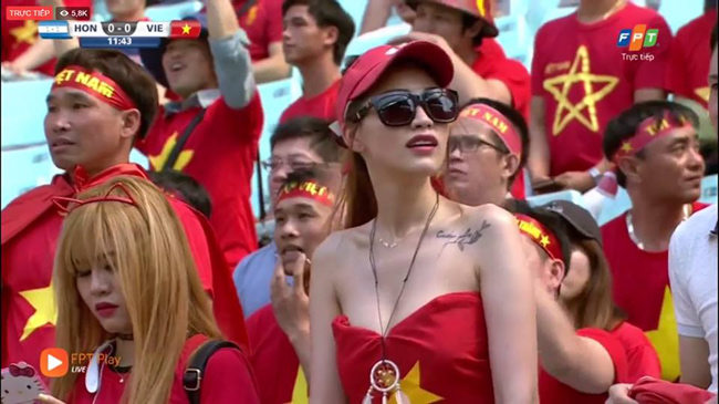 Cô nàng được mệnh danh là fan girl sexy nhất của bóng đá Việt Nam. 