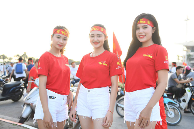 Gái xinh kéo nhau đến SVĐ Mỹ Đình cổ vũ tuyển Việt Nam - 8