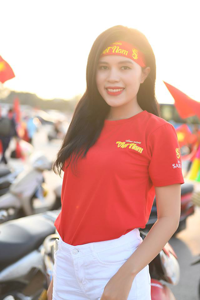 Gái xinh kéo nhau đến SVĐ Mỹ Đình cổ vũ tuyển Việt Nam - 4
