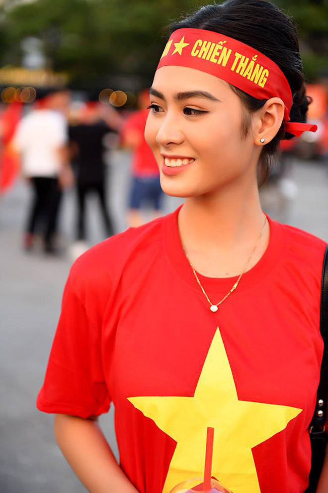 Gái xinh kéo nhau đến SVĐ Mỹ Đình cổ vũ tuyển Việt Nam - 3