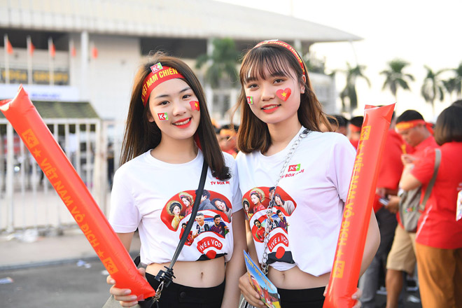 Gái xinh kéo nhau đến SVĐ Mỹ Đình cổ vũ tuyển Việt Nam - 9