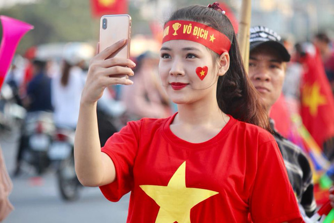 Gái xinh kéo nhau đến SVĐ Mỹ Đình cổ vũ tuyển Việt Nam - 5