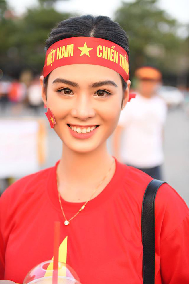 Gái xinh kéo nhau đến SVĐ Mỹ Đình cổ vũ tuyển Việt Nam - 2