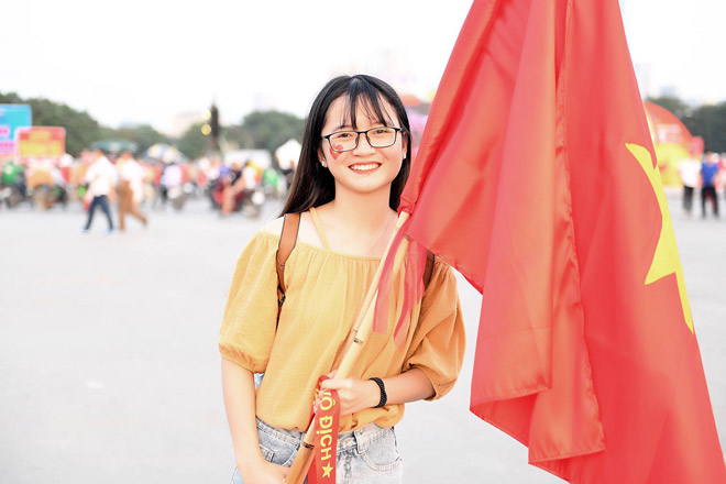 Gái xinh kéo nhau đến SVĐ Mỹ Đình cổ vũ tuyển Việt Nam - 7